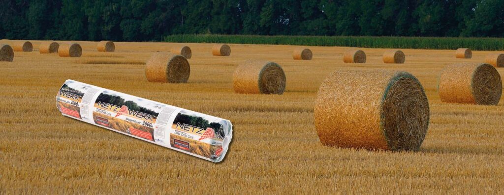 Pyöröpaaliverkkopaketti pellolla.