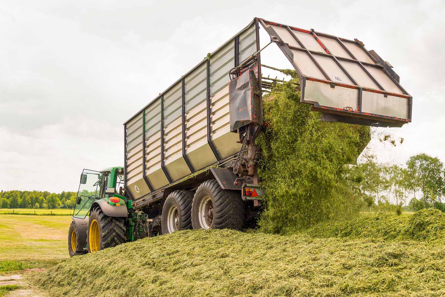 Rehunpurkua traktorilla.